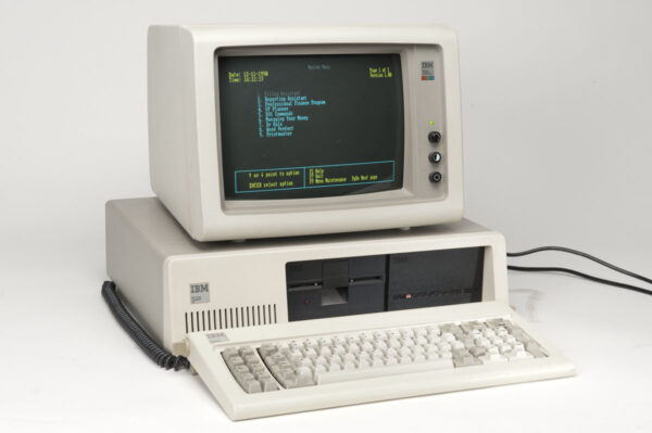 Imagen del IBM PC/XT Detalle del teclado y unidad de disco del IBM PC/XT